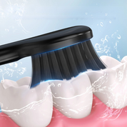 Spazzolino nero in azione su denti bianchi con schizzi d'acqua, igiene orale, pulizia dentale, setole morbide, cura dentale quotidiana.