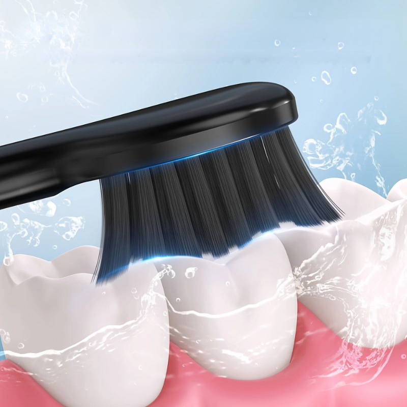 Spazzolino nero in azione su denti bianchi con schizzi d'acqua, igiene orale, pulizia dentale, setole morbide, cura dentale quotidiana.