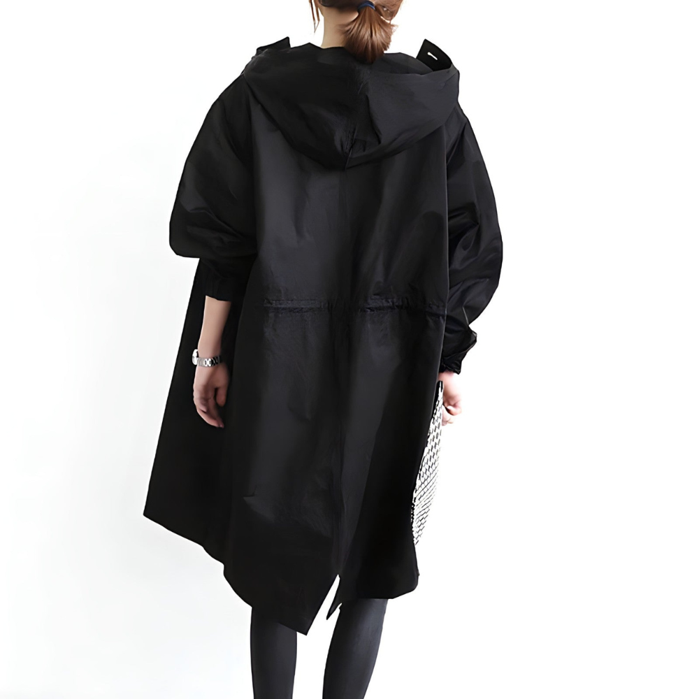 Giacca impermeabile nera con cappuccio, design oversize, indossata da una persona di spalle. Ideale per moda autunnale e protezione dalla pioggia.