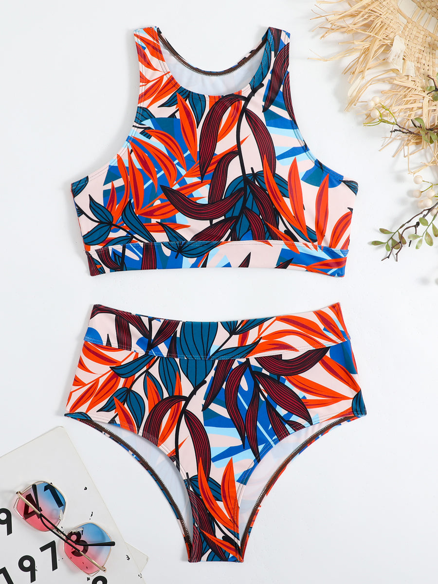 Costume da bagno donna a due pezzi con stampa tropicale colorata, top sportivo e slip a vita alta. Design estivo, moda mare 2023.
