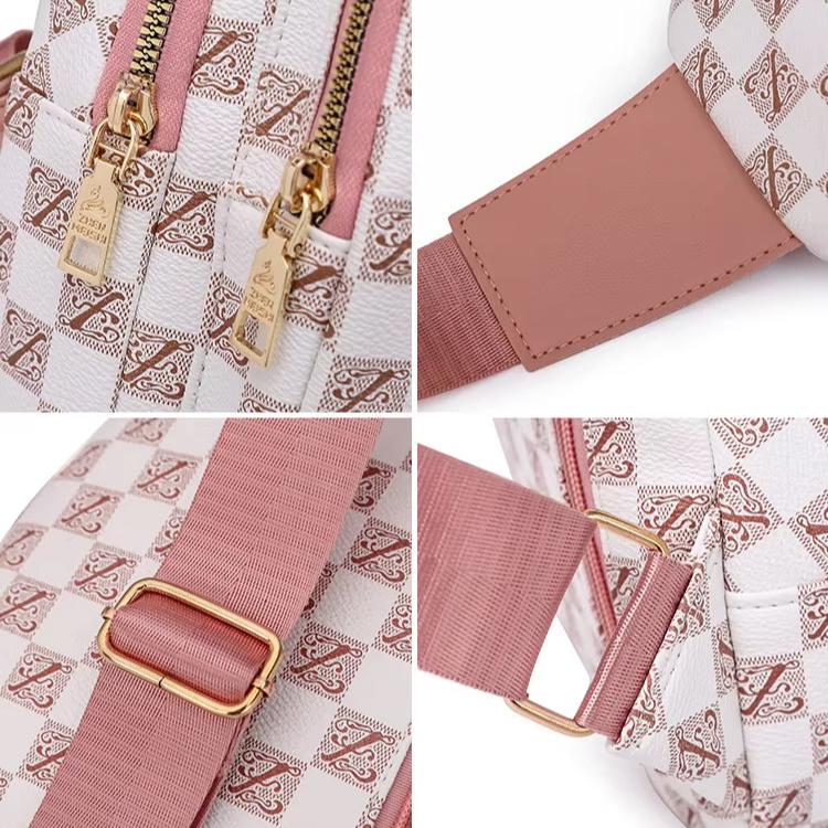 Zaino elegante in pelle bianca e rosa con dettagli dorati, cerniere doppie, fibbie regolabili e motivo a scacchi. Accessorio moda donna.