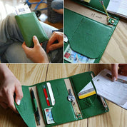 Portafoglio verde in pelle con scomparti per carte di credito, passaporto e chiavi. Design elegante e funzionale, ideale per viaggi e uso quotidiano.