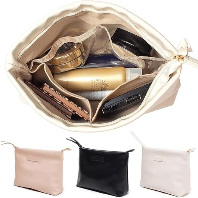 Borsa da trucco beige aperta con scomparti, contenente cosmetici e accessori. Disponibile in tre colori: beige, nero e rosa. Organizzatore viaggio.