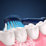 Spazzolino da denti blu in azione su denti bianchi, schiuma detergente visibile. Igiene orale, cura dentale, pulizia denti efficace.