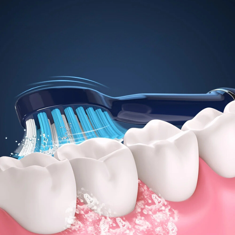 Spazzolino da denti blu in azione su denti bianchi, schiuma detergente visibile. Igiene orale, cura dentale, pulizia denti efficace.
