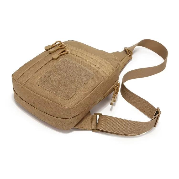 Zaino a tracolla beige in tessuto resistente, con cerniere multiple e spallaccio regolabile. Ideale per escursioni e uso quotidiano.