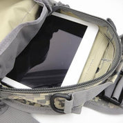 Zaino mimetico aperto con tablet bianco all'interno, design compatto e resistente, ideale per escursioni e viaggi. Accessori outdoor pratici.