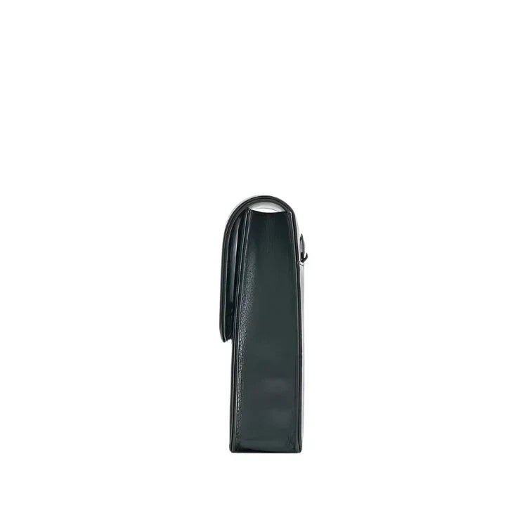 Borsa a tracolla in pelle nera, vista laterale. Design elegante e minimalista, ideale per moda uomo e donna. Accessorio di lusso.