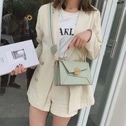 Donna con blazer beige e borsa a tracolla verde menta, elegante e moderna. Accessorio moda femminile, perfetto per look casual chic.