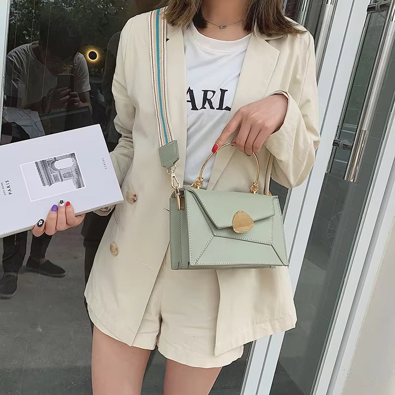 Donna con blazer beige e borsa a tracolla verde menta, elegante e moderna. Accessorio moda femminile, perfetto per look casual chic.