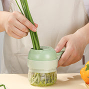 Affettatrice manuale verde per verdure, utilizzata per tagliare cipollotti. Utensile da cucina pratico e compatto, ideale per tritare erbe fresche.