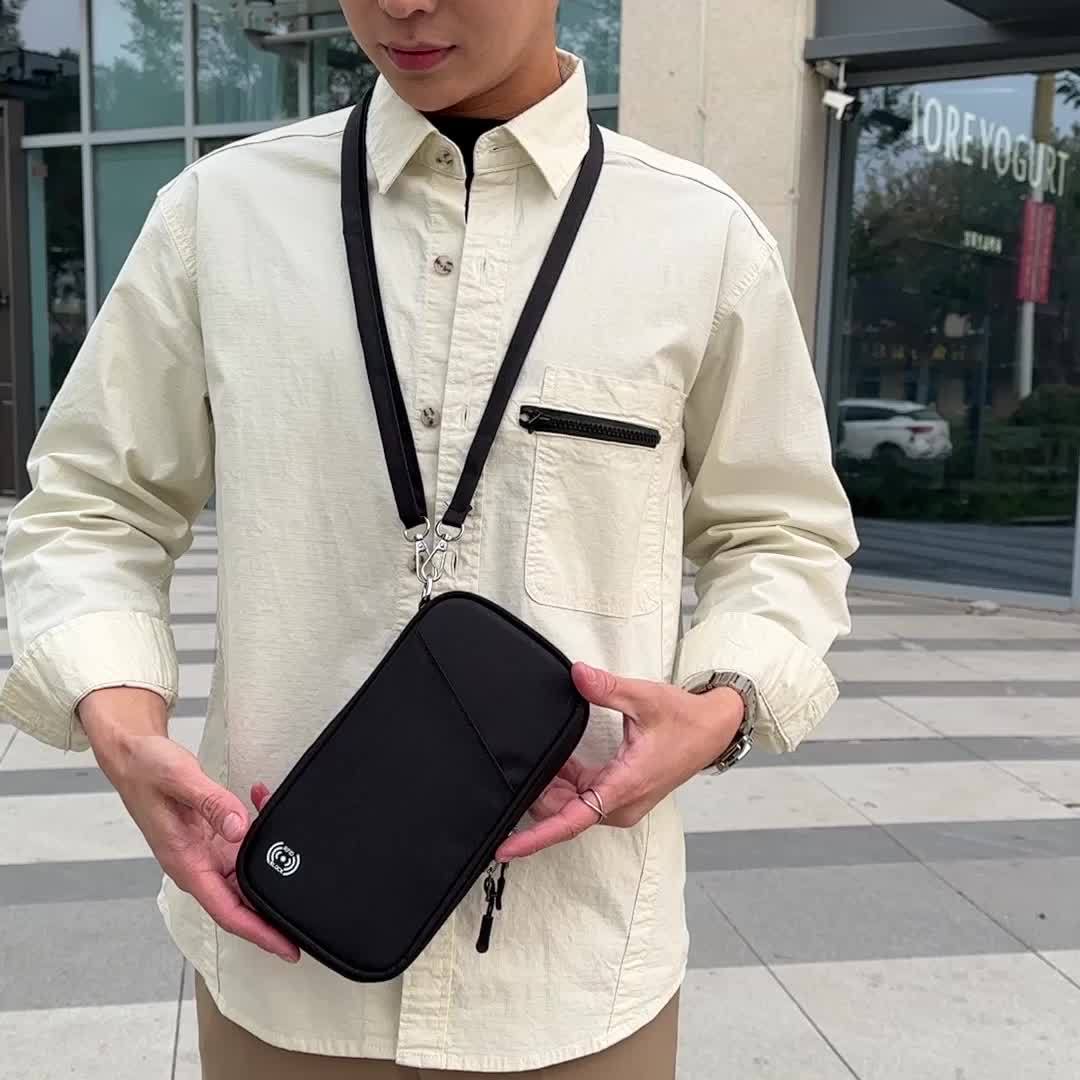 Uomo con camicia beige indossa una borsa a tracolla nera, ideale per smartphone e accessori. Moda urbana, accessorio pratico e versatile.