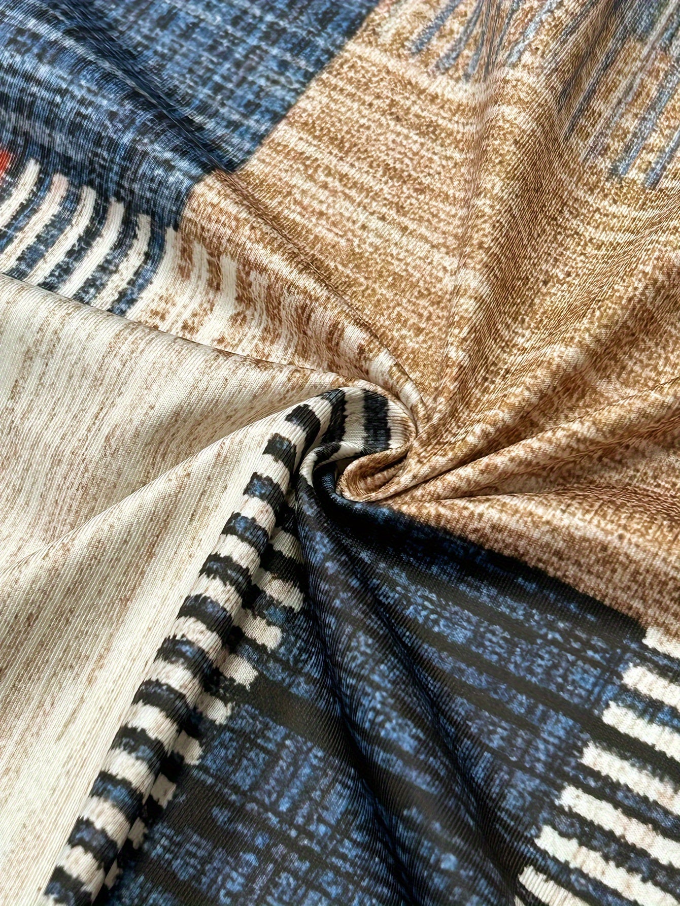 Tessuto a quadri multicolore con motivi a righe blu, marroni e beige, ideale per arredamento e moda. Materiale di alta qualità, texture morbida.