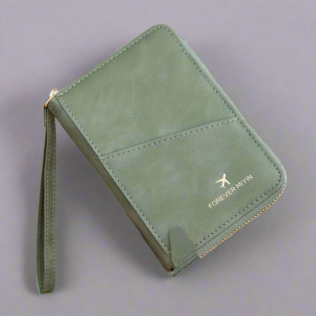 Portafoglio donna verde in pelle sintetica con cerniera dorata e cinturino, design compatto, marchio "Forever My Twin", accessorio moda elegante.