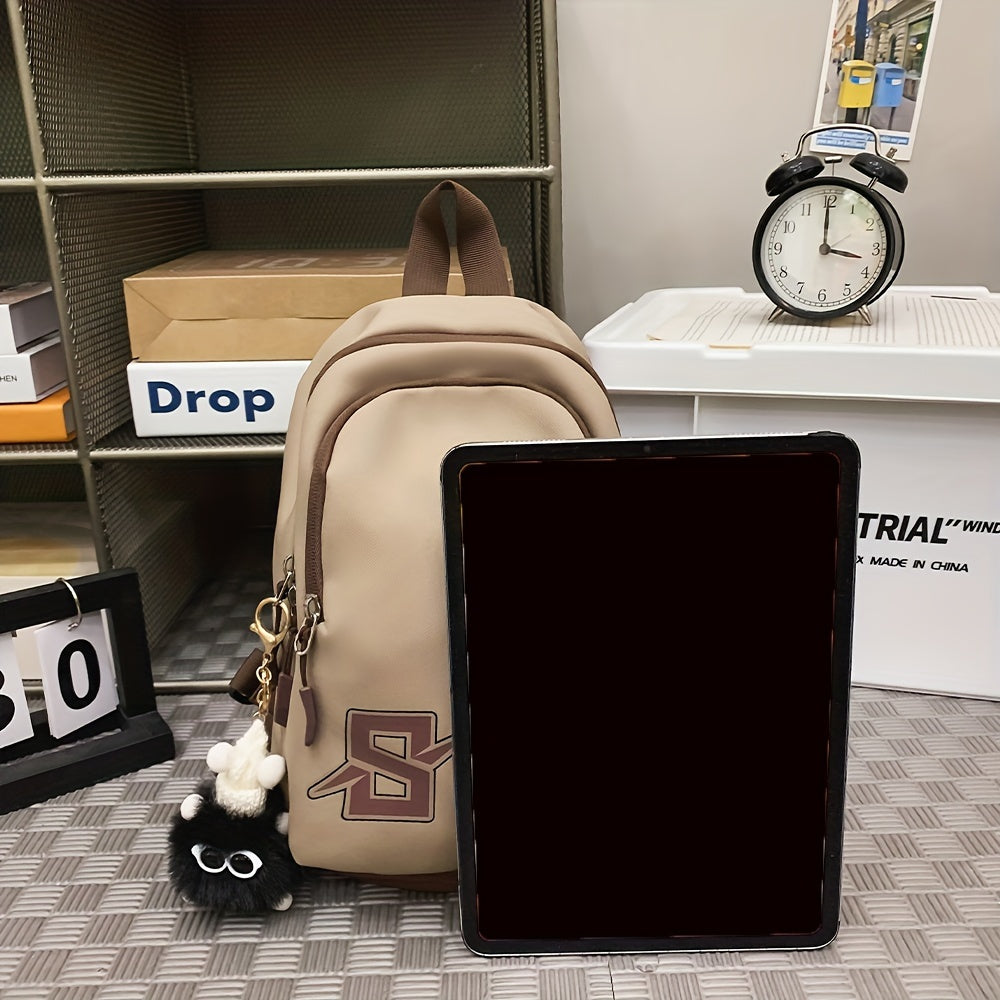 Zaino beige con ciondolo nero, tablet nero, orologio da tavolo e calendario su scaffale. Accessori per ufficio e scuola.