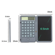 Calcolatrice tascabile grigia con display LCD, dimensioni 18x12,2 cm, schermo 6,5 pollici, include penna stilo, ideale per ufficio e scuola.