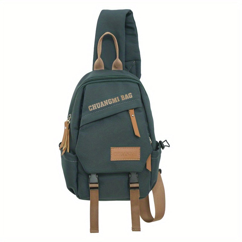 Zaino monospalla verde scuro con dettagli in pelle marrone, tasche multiple e cerniere, ideale per viaggi e uso quotidiano.