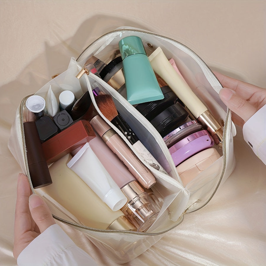 Borsa trasparente per cosmetici con trucchi assortiti: fondotinta, rossetti, pennelli, flaconi. Organizzazione trucco, accessori bellezza viaggio.
