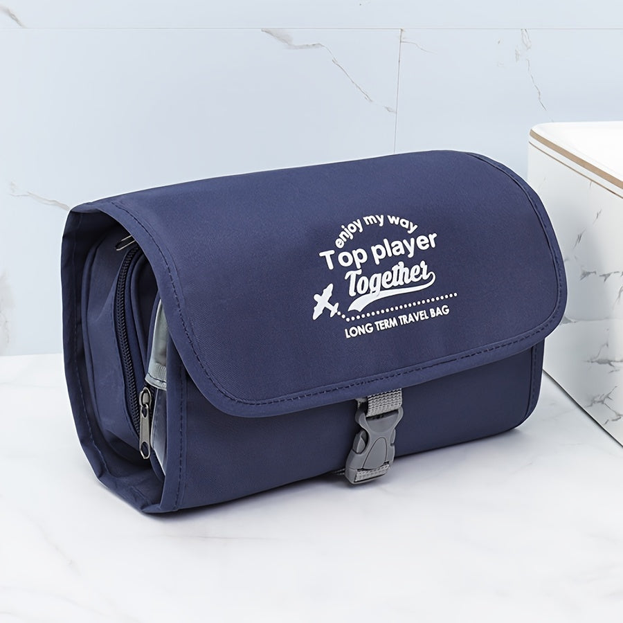 Borsa da viaggio blu scuro con scritta "Top player Together", chiusura a fibbia, ideale per viaggi a lungo termine, su sfondo marmo bianco.