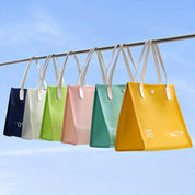 Set di borse a tracolla colorate appese, design moderno, materiali resistenti, ideali per shopping e uso quotidiano. Disponibili in vari colori vivaci.