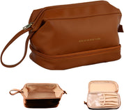 Borsa da toilette in pelle marrone con cerniera, manico laterale e scomparti interni. Elegante e pratica per viaggi e organizzazione.