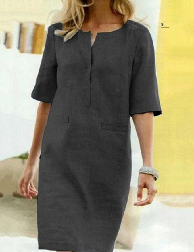 Abito donna elegante grigio scuro, maniche corte, scollo a V, vestibilità comoda. Ideale per occasioni formali e casual. Taglia S.