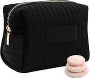 Borsa trucco nera trapuntata con cerniera dorata, include tre spugnette per il viso. Accessorio elegante per cosmetici, ideale per viaggi.