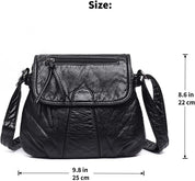 Borsa a tracolla in pelle nera, dimensioni 25x22 cm, con tasca frontale con zip. Elegante e pratica per uso quotidiano.