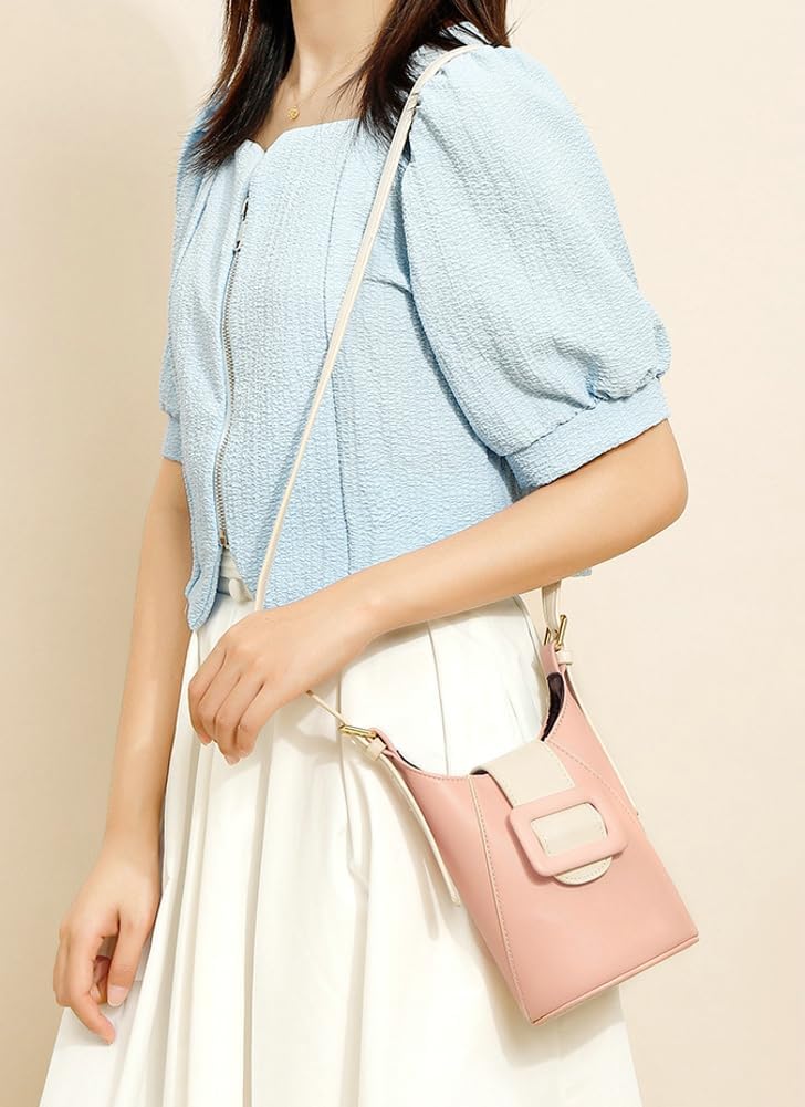 Donna con borsa a tracolla rosa, abbigliamento estivo elegante, camicetta azzurra, gonna bianca. Accessori moda femminile, stile casual chic.