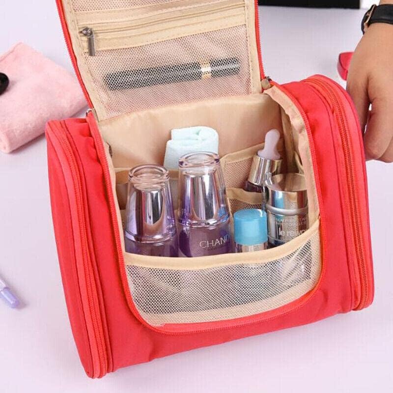 Borsa da toilette rossa aperta con scomparti, contenente flaconi di cosmetici e accessori per la cura personale. Organizzatore da viaggio pratico e capiente.