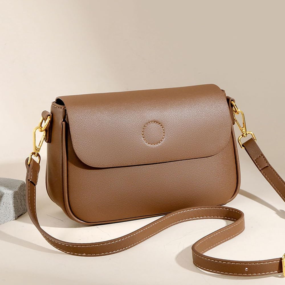 Borsa a tracolla in pelle marrone con chiusura a patta, dettagli in metallo dorato e tracolla regolabile. Elegante accessorio moda donna.