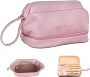 Borsa da toilette rosa in pelle sintetica con cerniera, manico laterale, scomparti interni, ideale per cosmetici e accessori da viaggio.