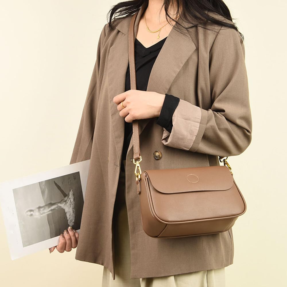 Donna con borsa a tracolla marrone in pelle, indossa blazer beige e tiene una foto. Elegante accessorio moda femminile, stile casual chic.
