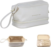 Borsa da toilette bianca in pelle sintetica con cerniera, manico laterale, scomparti interni spaziosi, ideale per viaggi e organizzazione cosmetici.