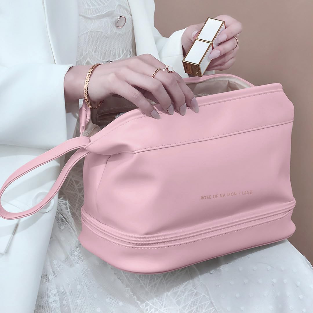 Borsa cosmetica rosa in pelle con cerniera, tenuta da una donna in abito bianco. Include rossetto bianco e oro. Elegante e funzionale per viaggi.