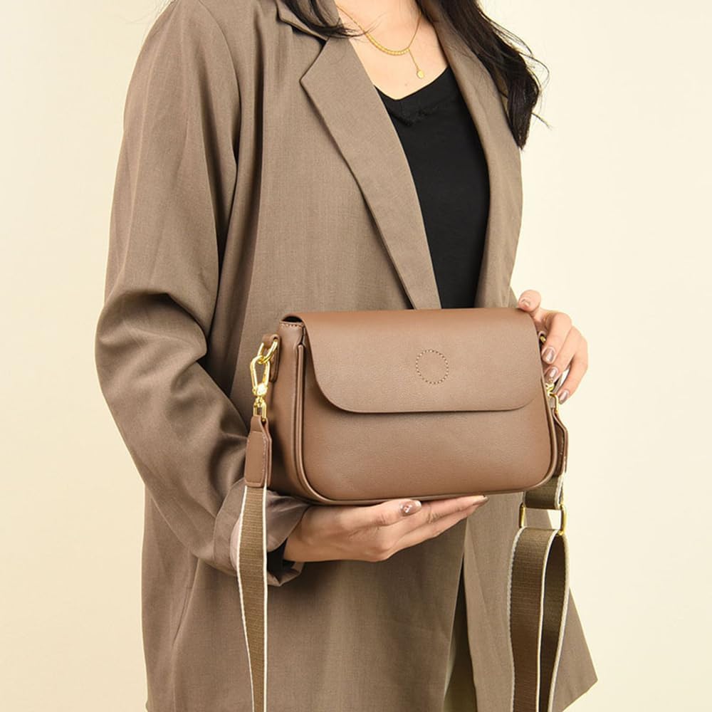 Donna con borsa a tracolla in pelle marrone, elegante e moderna, indossa blazer beige. Accessorio moda femminile, stile casual chic.
