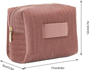 Borsa cosmetica in velluto rosa, trapuntata, con cerniera dorata. Dimensioni: 17x12x9 cm. Ideale per trucco e accessori da viaggio.