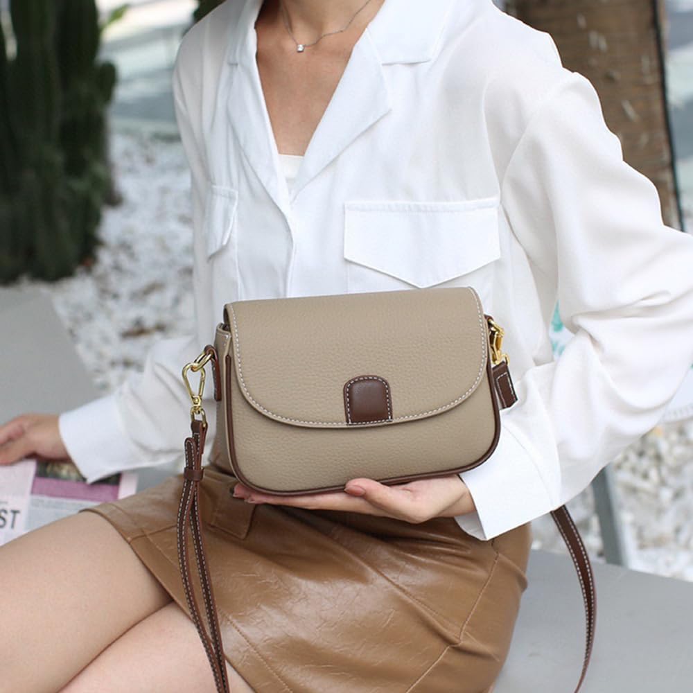 Donna con borsa a tracolla beige in pelle, chiusura a patta, dettagli marroni, indossa camicia bianca e gonna marrone. Accessorio moda elegante.