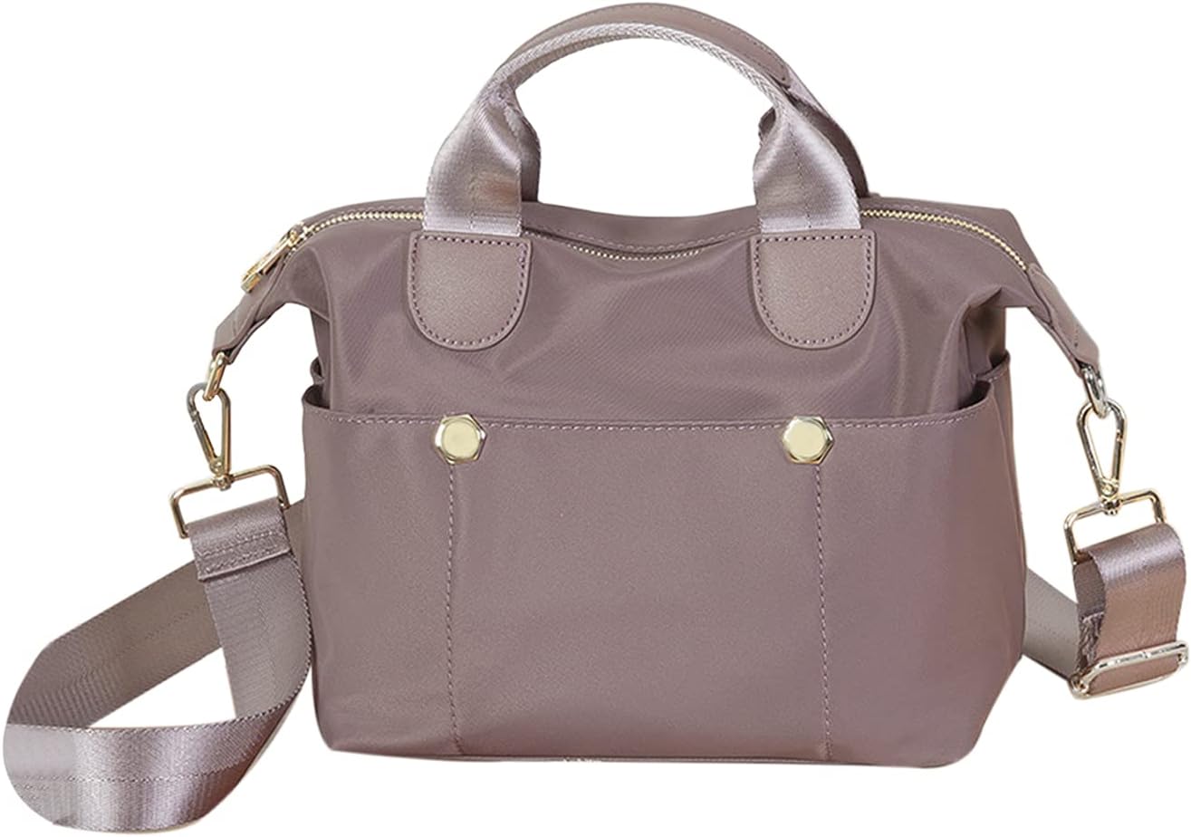 Borsa a tracolla in tessuto beige con manici, tasche esterne e dettagli dorati. Design elegante e funzionale, ideale per uso quotidiano.