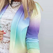 Giacca donna sfumata multicolore, indossata su top in pizzo bianco. Moda femminile, abbigliamento elegante, tendenze 2023.