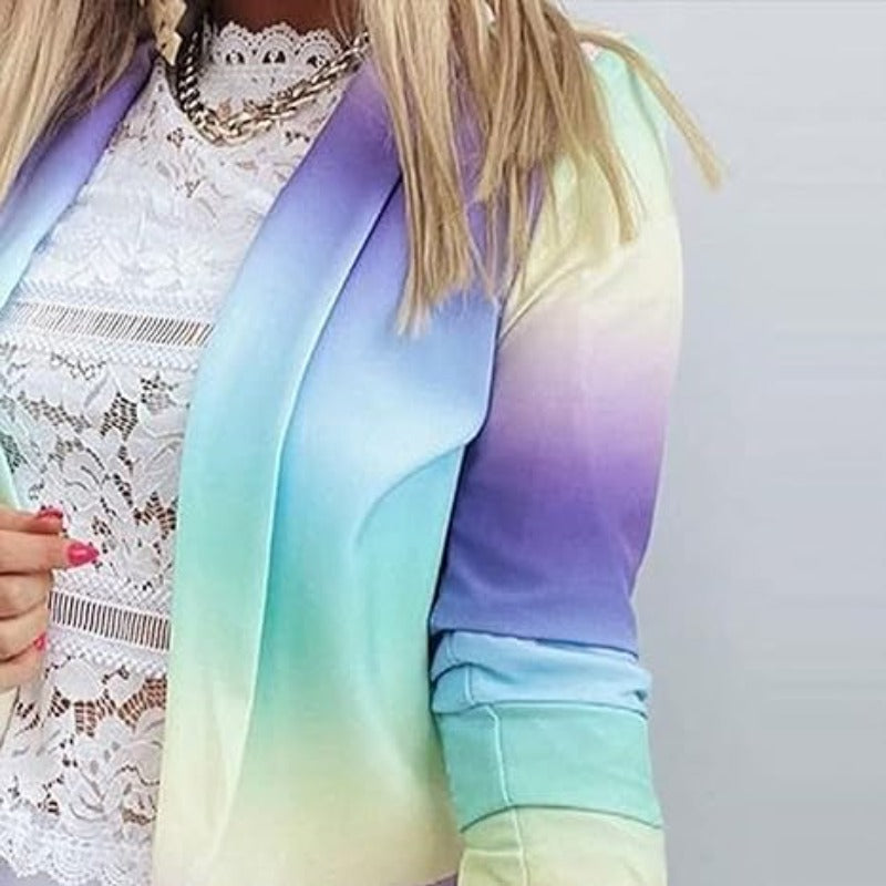 Giacca donna sfumata multicolore, indossata su top in pizzo bianco. Moda femminile, abbigliamento elegante, tendenze 2023.