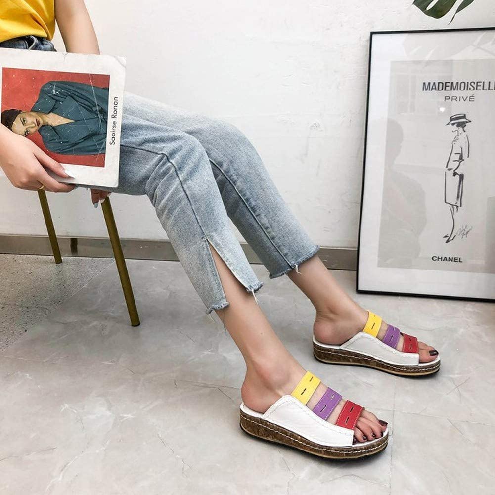 Donna seduta con jeans chiari e sandali estivi multicolore su suola in sughero. Moda casual, calzature estive, stile moderno.