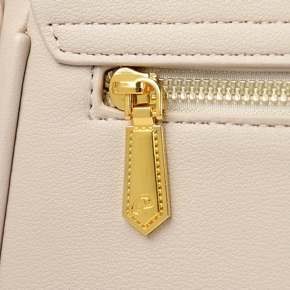 Cerniera dorata su borsa in pelle beige, dettaglio elegante e raffinato. Accessorio moda di lusso, chiusura sicura e design moderno.