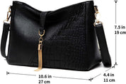 Borsa a tracolla nera in pelle sintetica con motivo coccodrillo, decorazione a nappa dorata, dimensioni 27x11x19 cm, elegante e versatile.