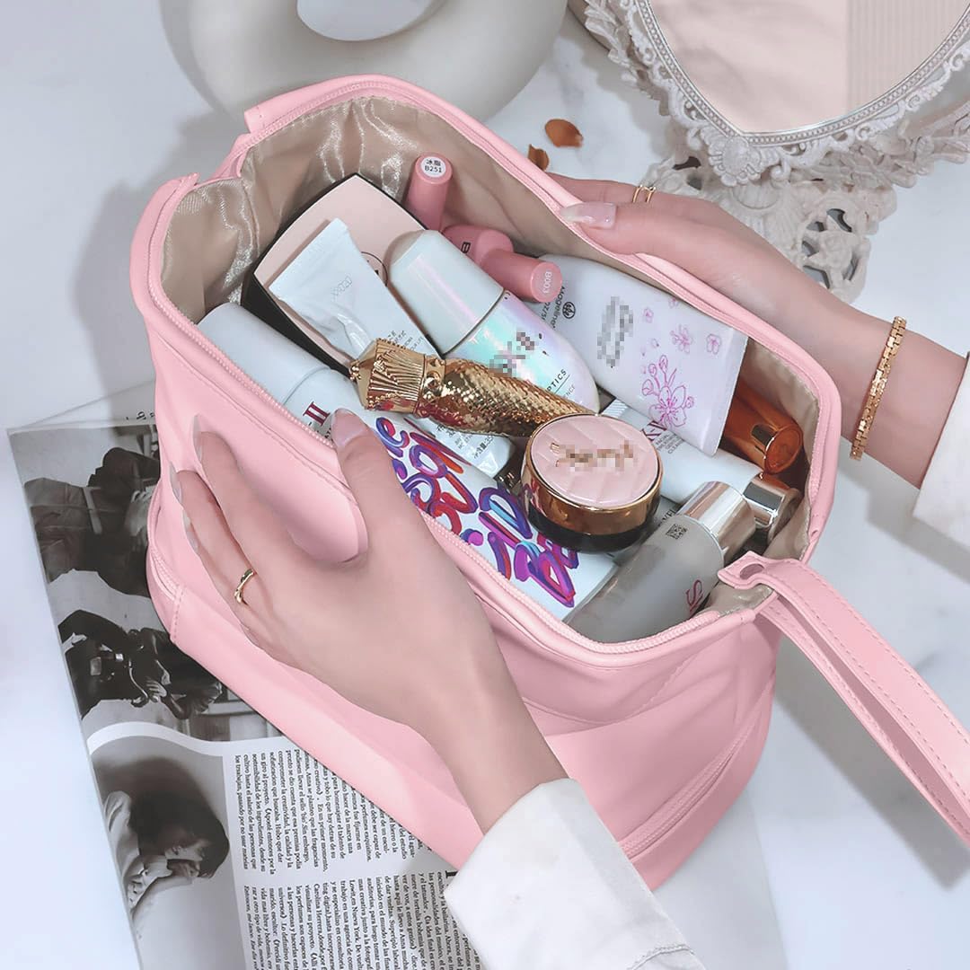 Borsa cosmetica rosa aperta con vari prodotti di bellezza, tra cui creme, flaconi e trucchi. Mani femminili che organizzano il contenuto.