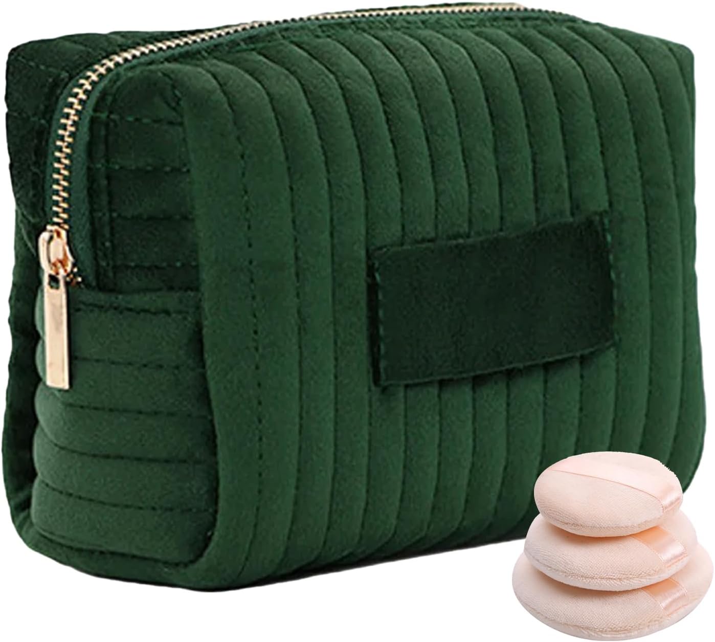Astuccio trucco verde scuro trapuntato con cerniera dorata, include tre spugnette beige. Accessorio cosmetico elegante e pratico.