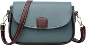Borsa a tracolla in pelle verde con dettagli marroni, chiusura a patta, tracolla regolabile, design elegante e moderno. Accessorio moda donna.