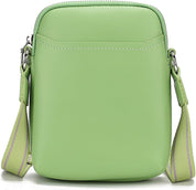 Borsa a tracolla verde chiaro in pelle sintetica, design minimalista, con cerniera superiore e tracolla regolabile. Accessorio moda donna elegante.