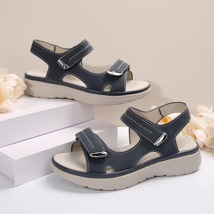 Sandali da donna in pelle blu scuro con suola antiscivolo beige, chiusura a strappo, design casual estivo, comodi e alla moda.