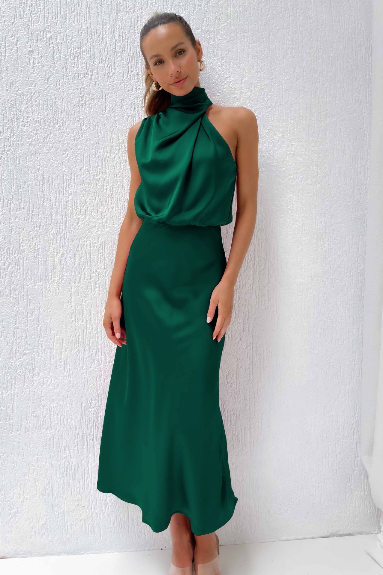 Elegante Vestito Lungo in Raso con Attraente Scollo Halter Neck